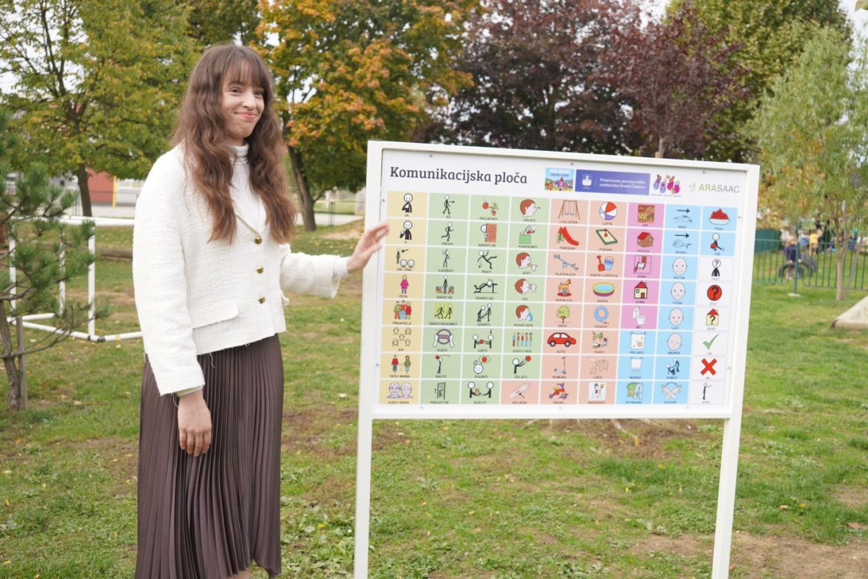 Eva Maltar  Postavljanje komunikacijske ploče DV Cipelica (17)