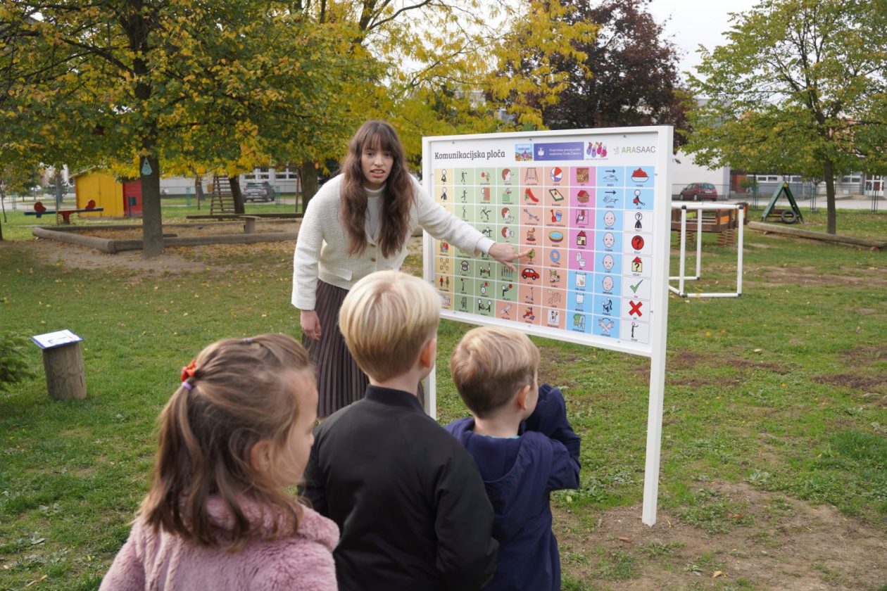 Eva Maltar Postavljanje komunikacijske ploče DV Cipelica (3)