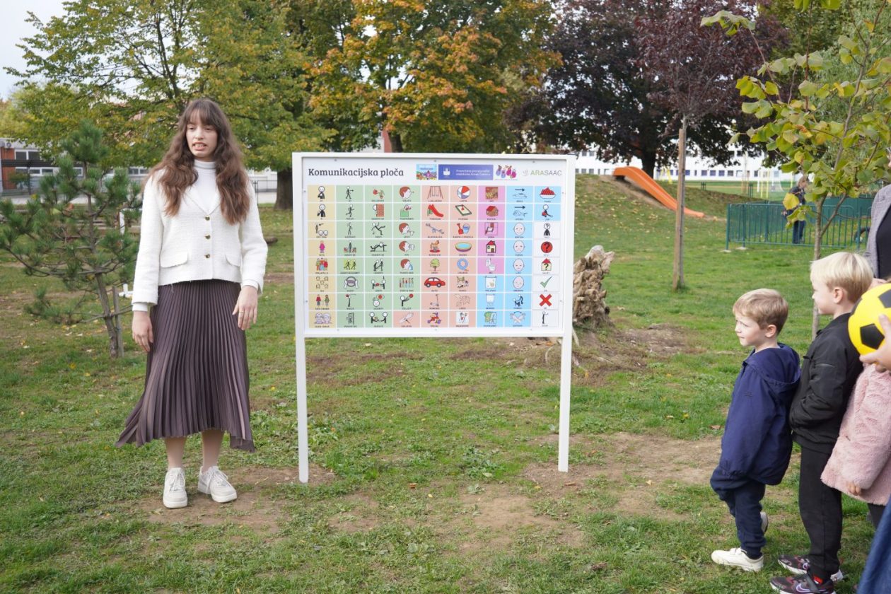 djeca Eva Maltar  Postavljanje komunikacijske ploče DV Cipelica (37)