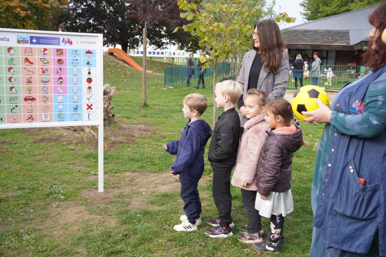 djeca Eva Maltar Postavljanje komunikacijske ploče DV Cipelica (38)