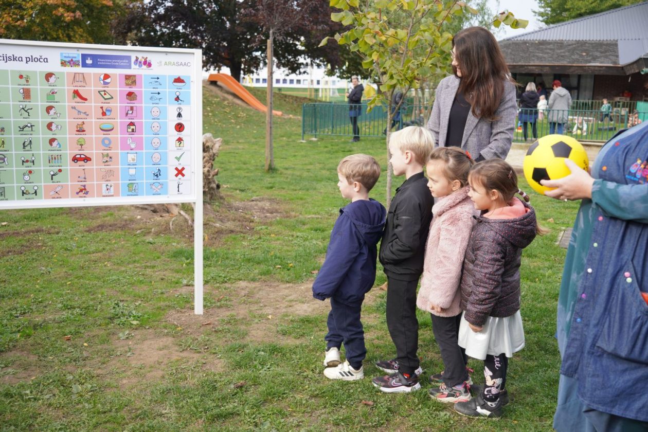djeca Eva Maltar  Postavljanje komunikacijske ploče DV Cipelica (39)