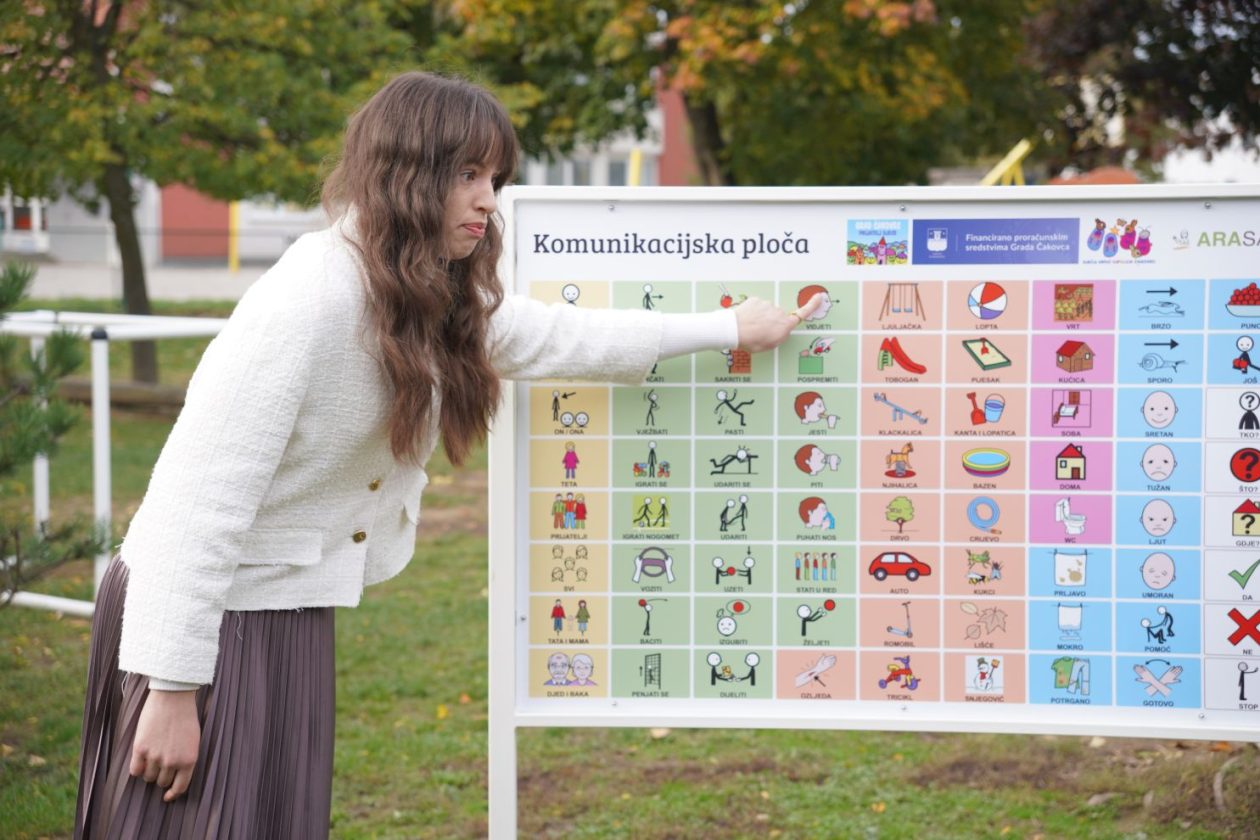 Eva Maltar Postavljanje komunikacijske ploče DV Cipelica (40)