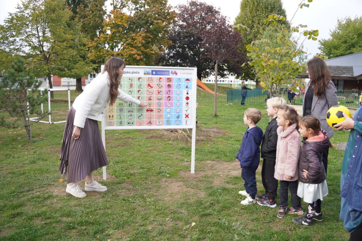 djeca Eva Maltar Postavljanje komunikacijske ploče DV Cipelica (43)