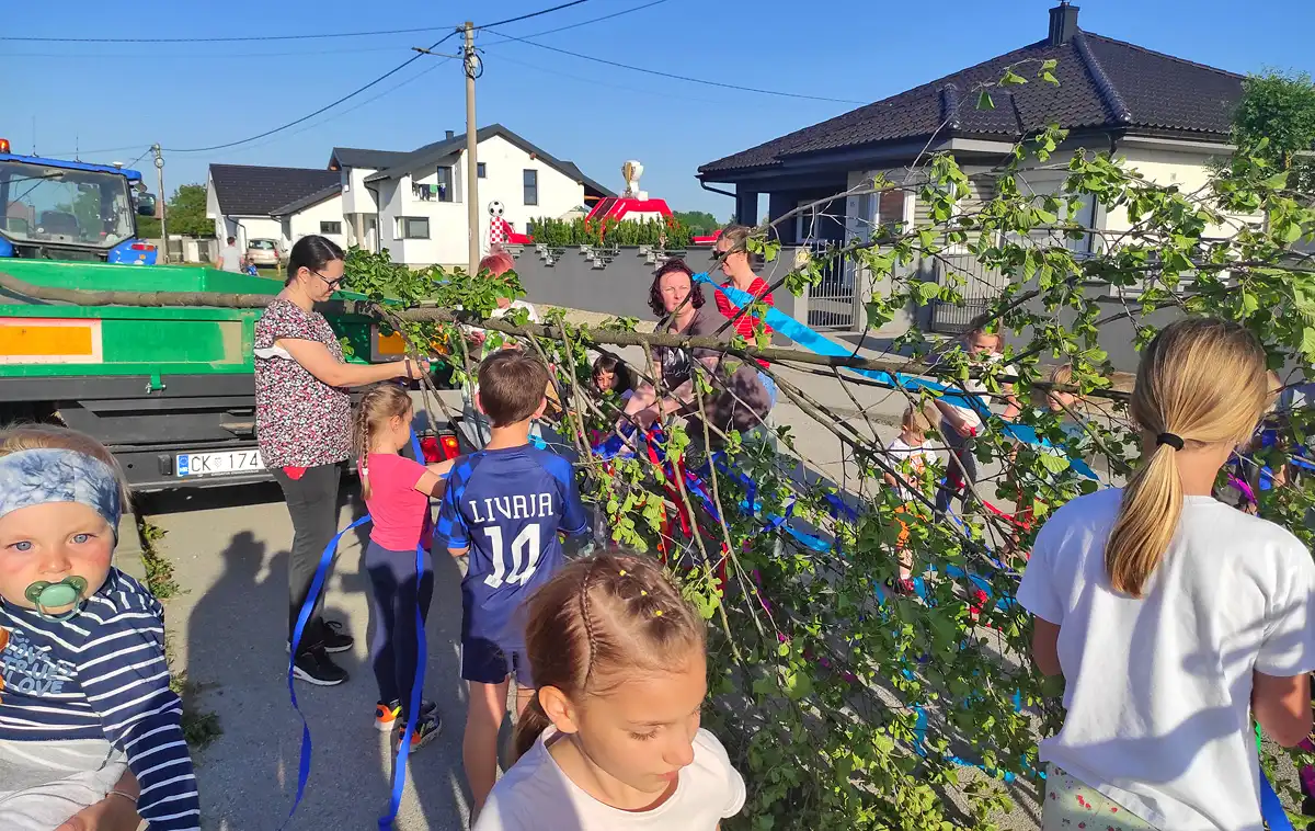 Postavljanje majge u Čehovcu (10) Postavljanje majge u Čehovcu (10)
