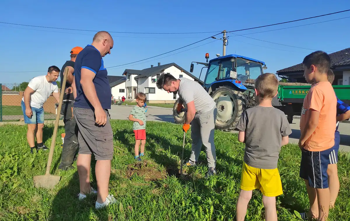 Postavljanje majge u Čehovcu (12) Postavljanje majge u Čehovcu (12)