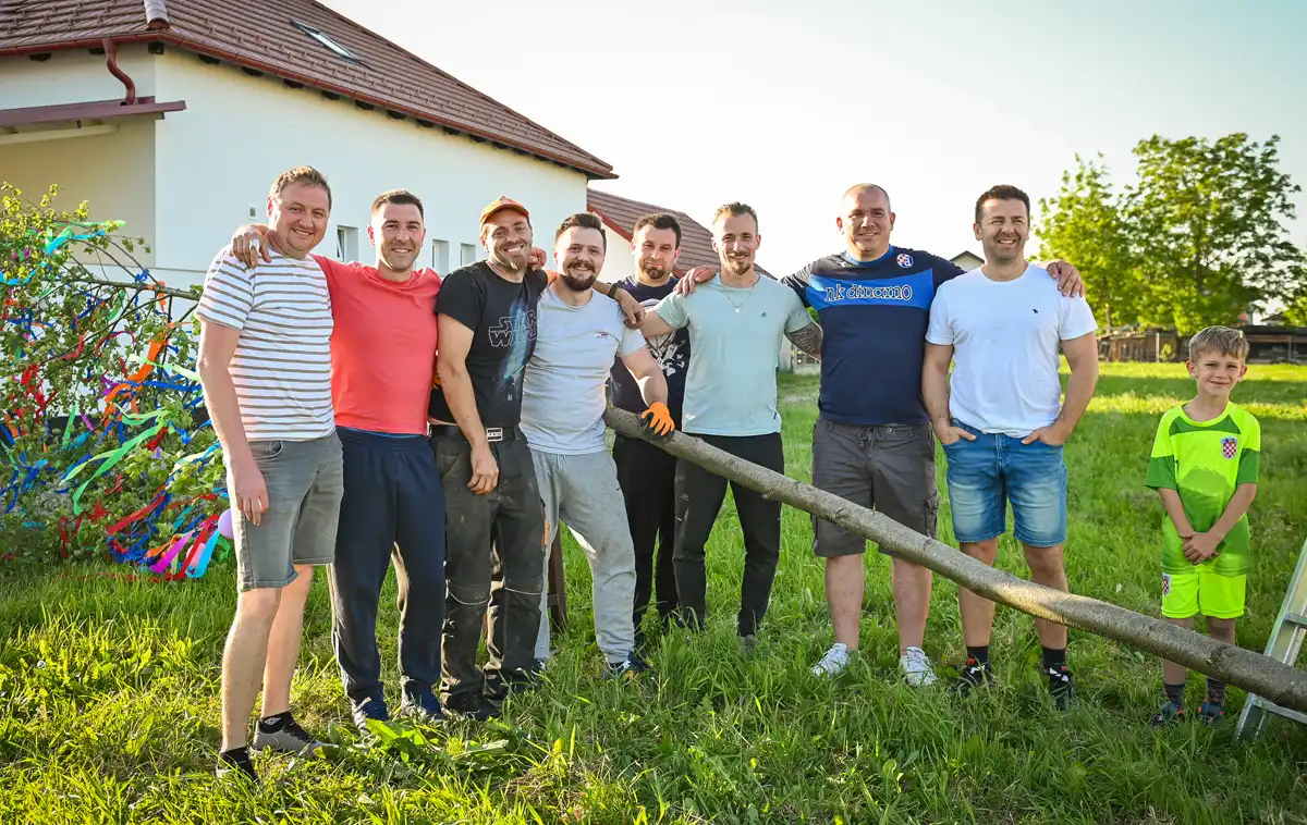 Postavljanje majge u Čehovcu (4) Postavljanje majge u Čehovcu (4)