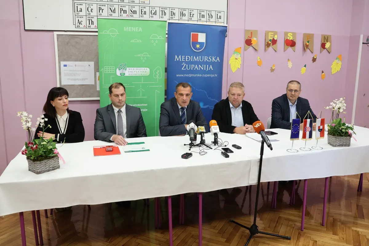 Potpisani ugovori za energetsku obnovu škola u Strahonincu i Dunjkovcu (6) Potpisani ugovori za energetsku obnovu škola u Strahonincu i Dunjkovcu (6)