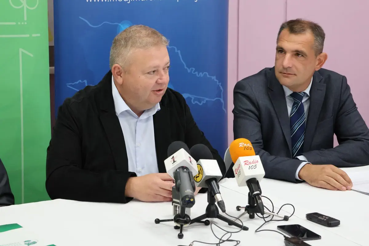 Potpisani ugovori za energetsku obnovu škola u Strahonincu i Dunjkovcu (7) Potpisani ugovori za energetsku obnovu škola u Strahonincu i Dunjkovcu (7)