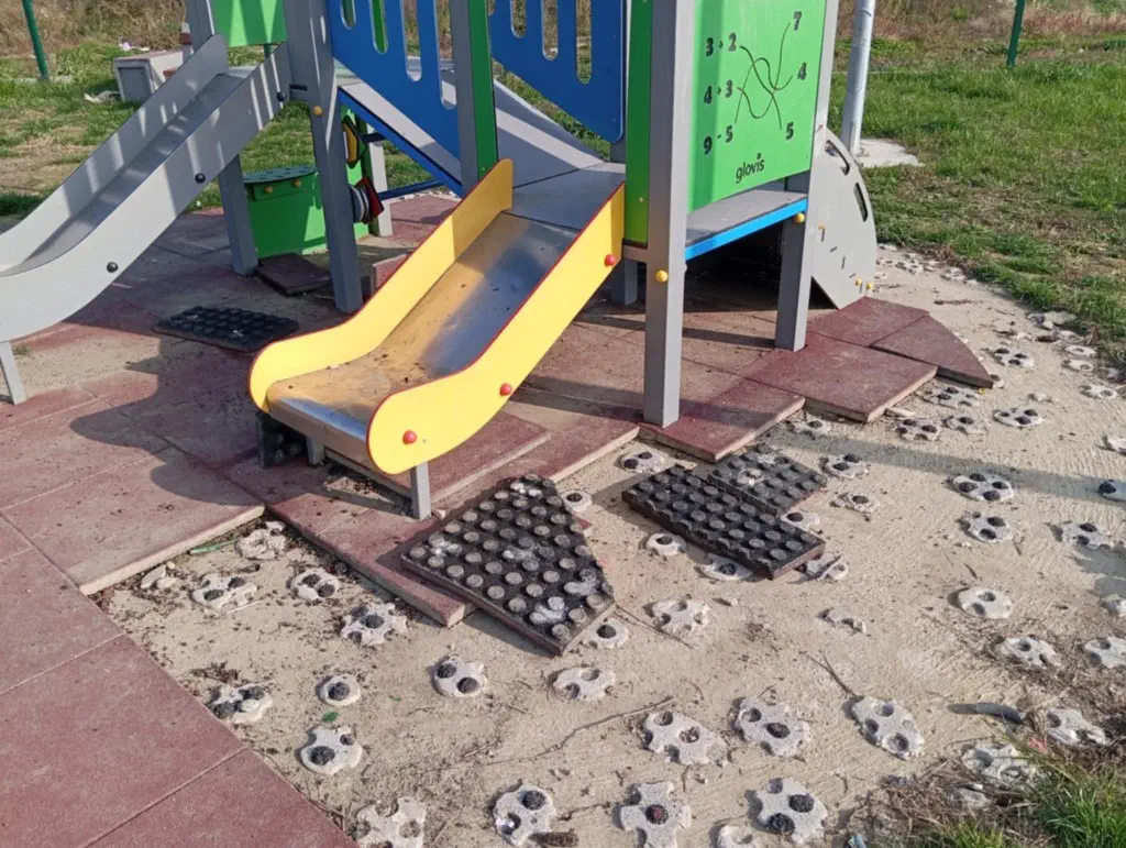 Potrgano igralište u Pribislavcu (2)