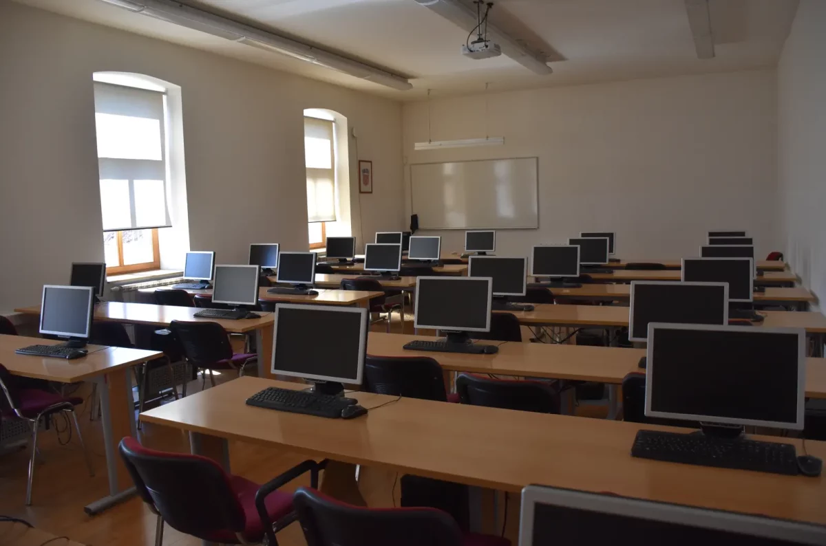 Prazna učionica štrajk (1) Prazna učionica štrajk (1)