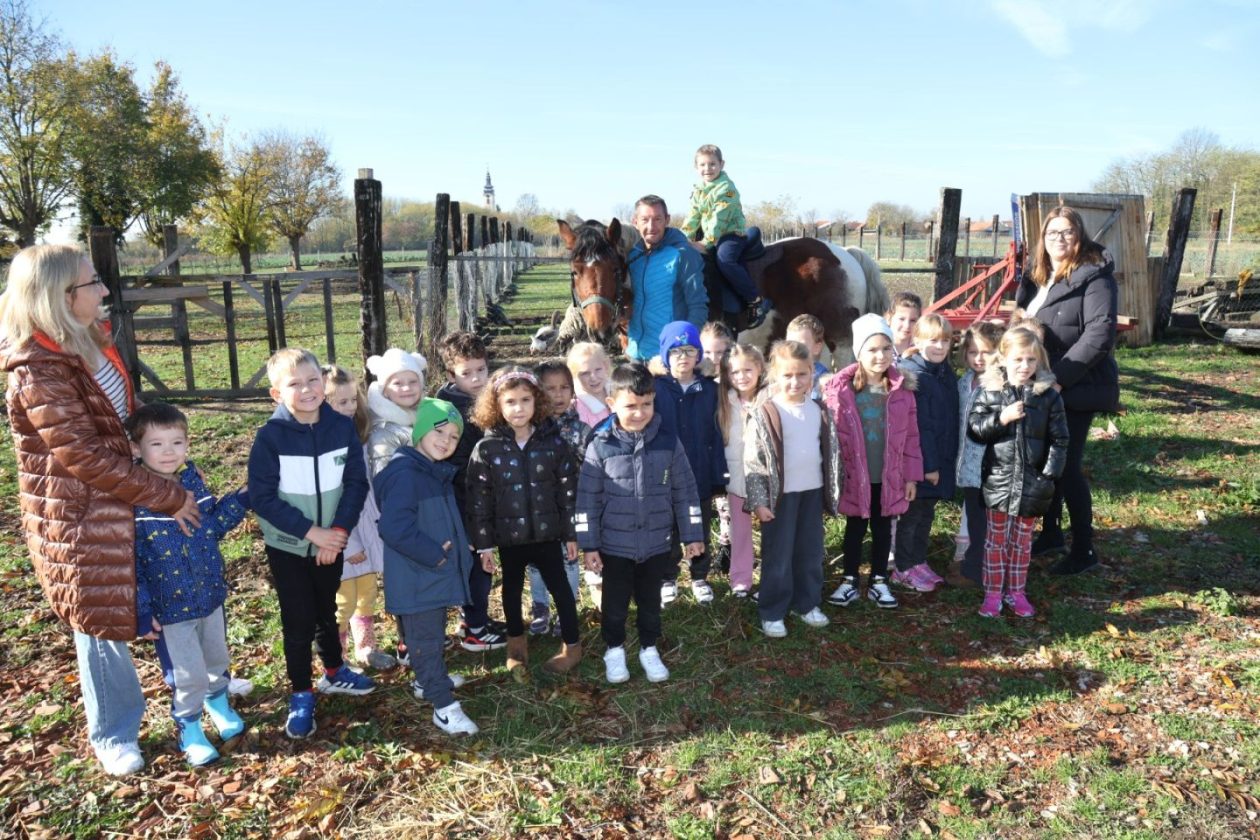 Predškolci iz ‘Potočnice’ posjetili farmu Saše Cirkvenčića i upoznali domaće životinje (23)