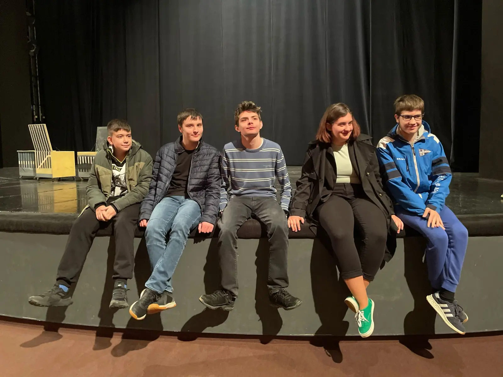 Predstava AUT-članovi Udruge Pogled i glavni glumac Matej.