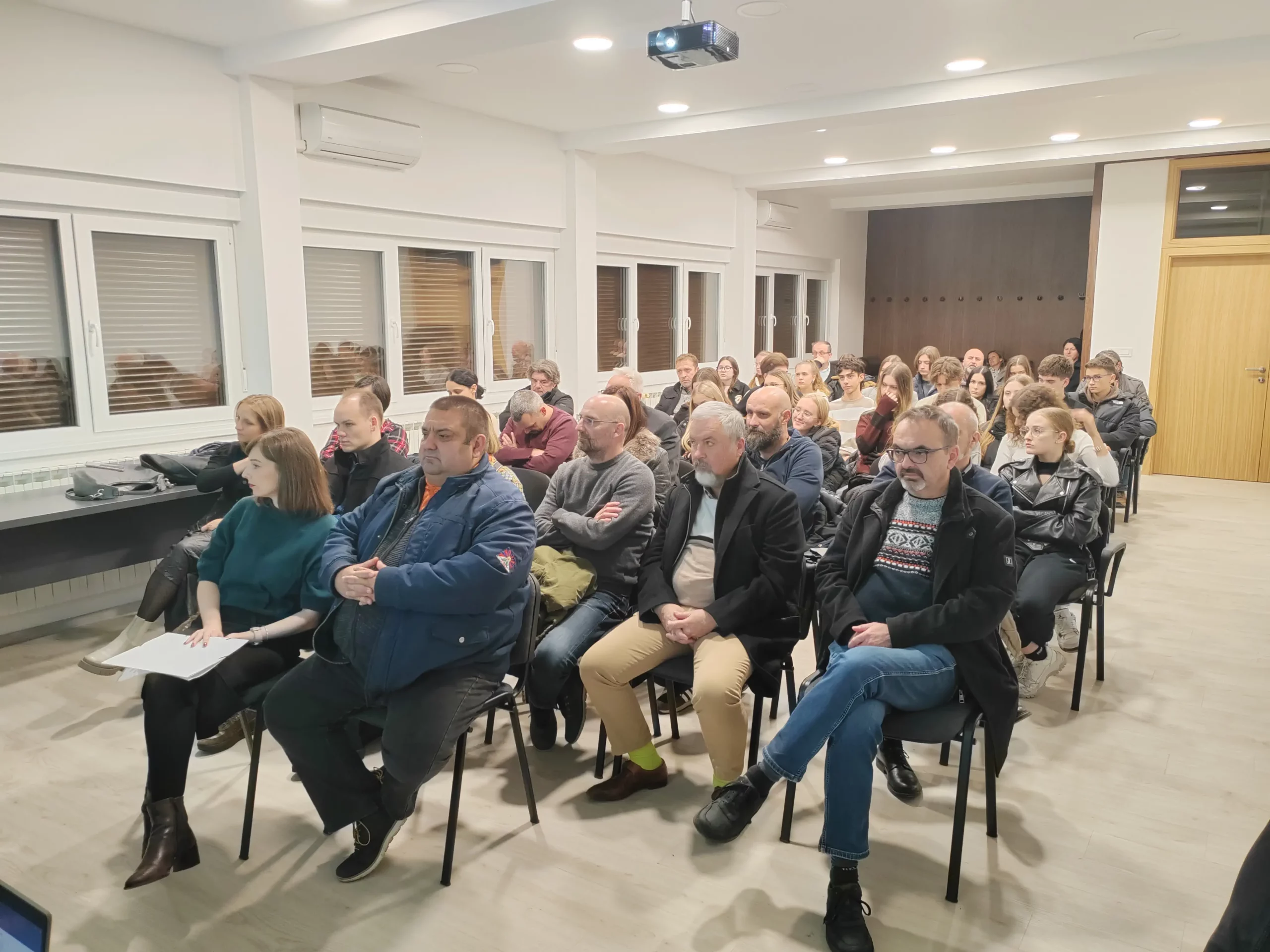 Predstavljanje pjesničke zbirke ‘Abeceda pepela’ Siniše Kolarića u Ogranku Matice hrvatske u Čakovcu (6) Predstavljanje pjesničke zbirke ‘Abeceda pepela’ Siniše Kolarića u Ogranku Matice hrvatske u Čakovcu (6)