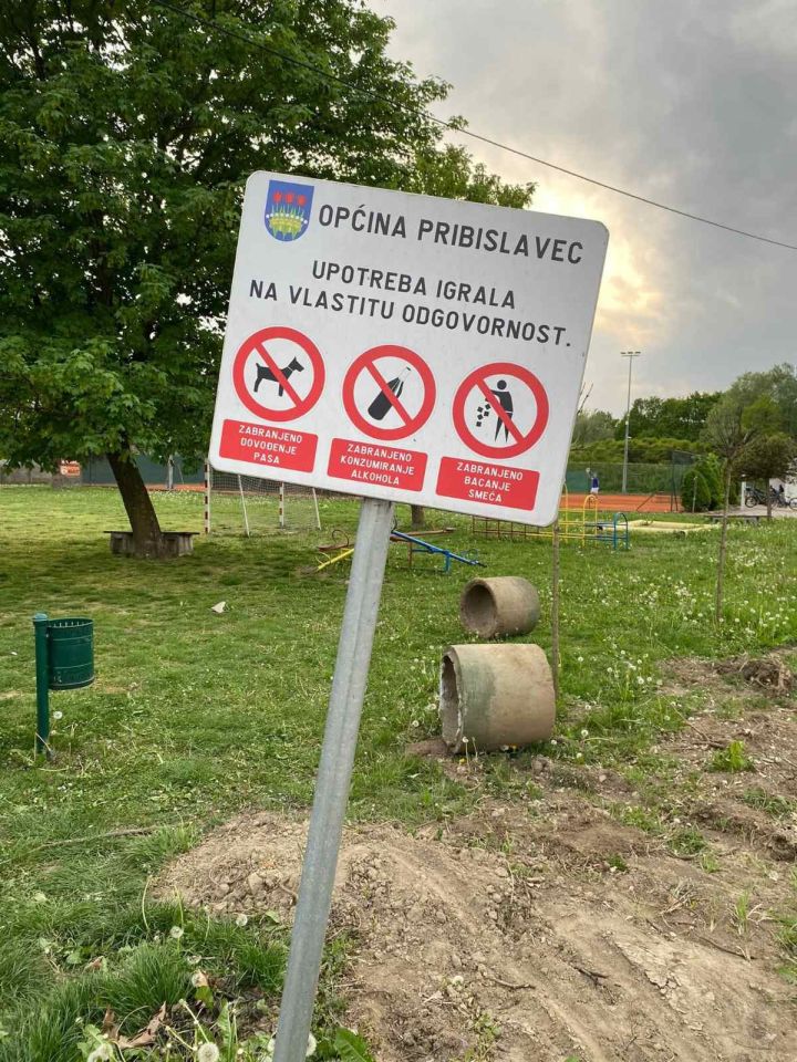 Pribislavec igralište betonski stupovi 2026 (1)