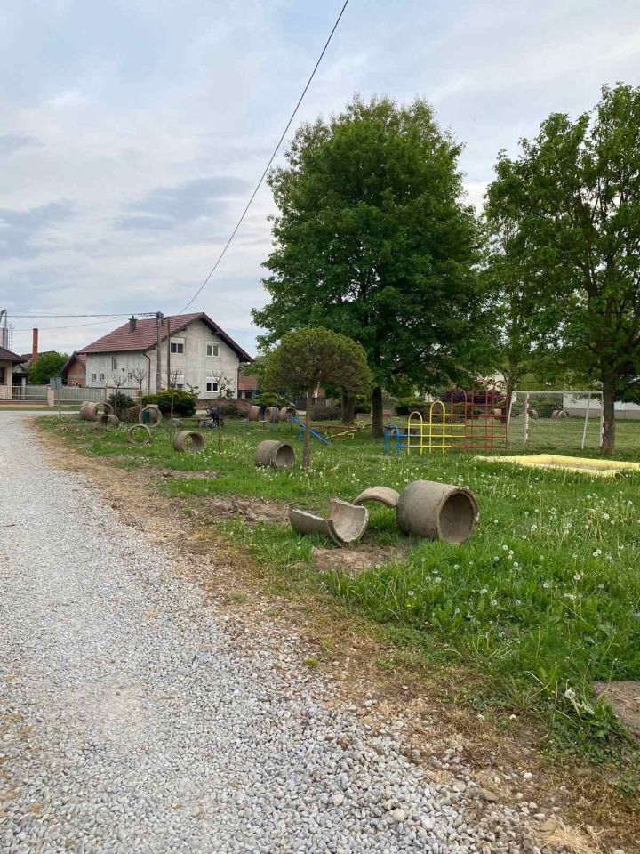 Pribislavec igralište betonski stupovi 2026 (3)