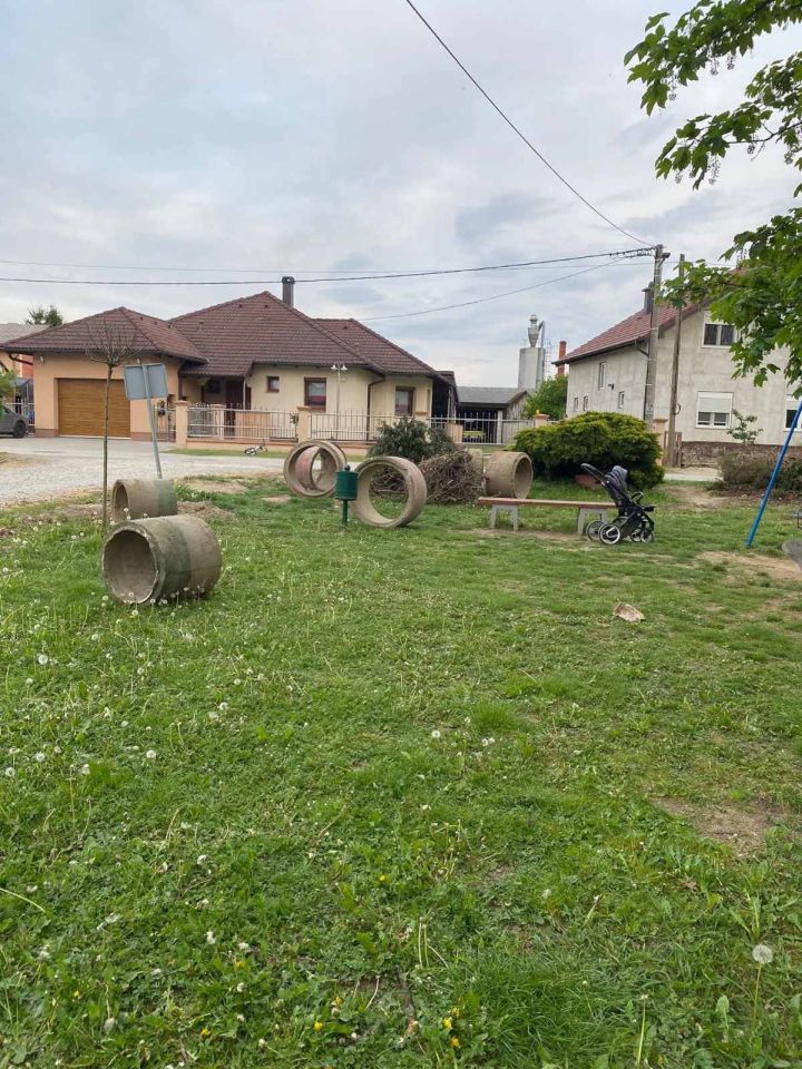 Pribislavec igralište betonski stupovi 2026 (4)