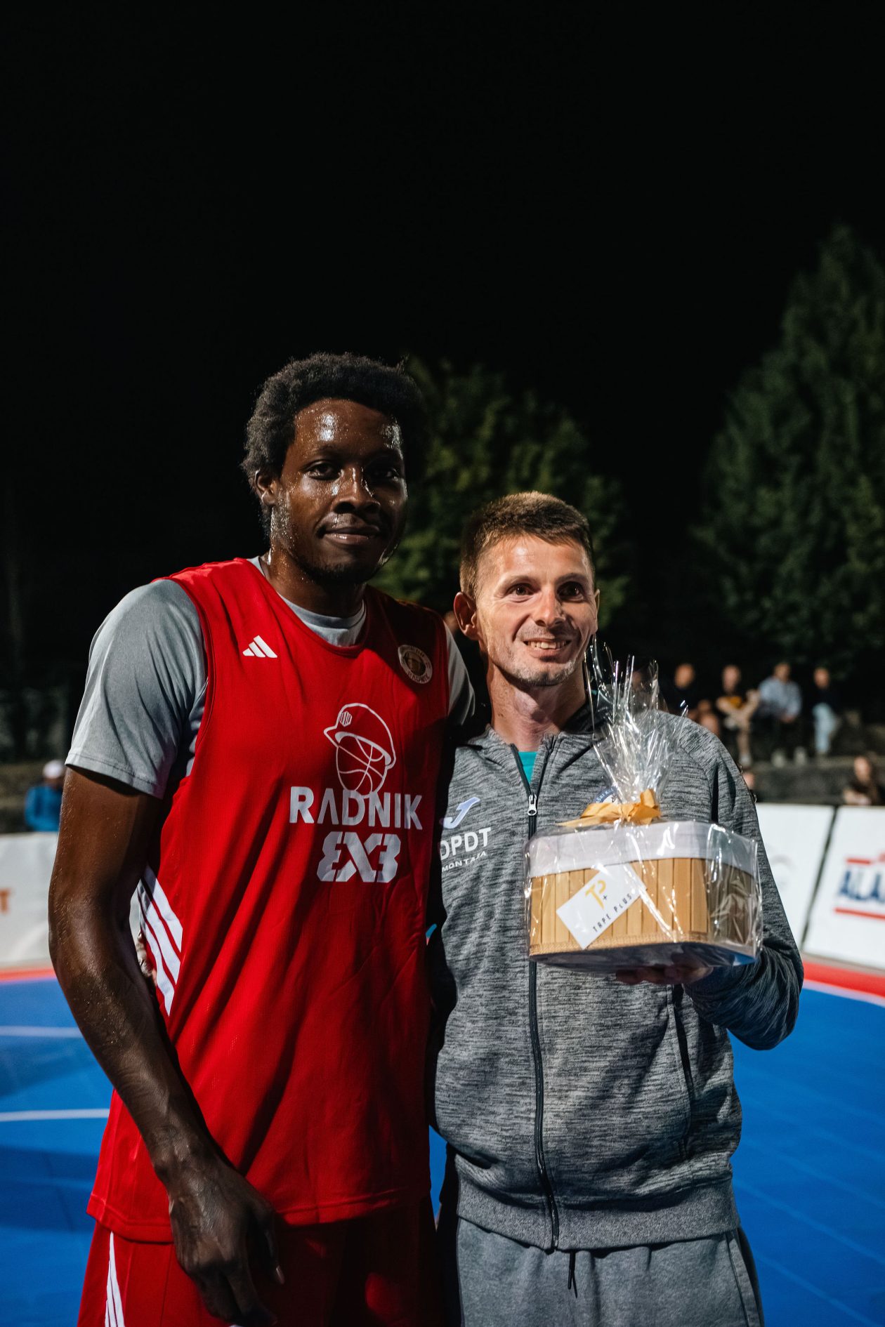 Prigodni poklon MVP ovogodišnjeg izdanja Fevera pripremio je i predao Mario Marek Novak
