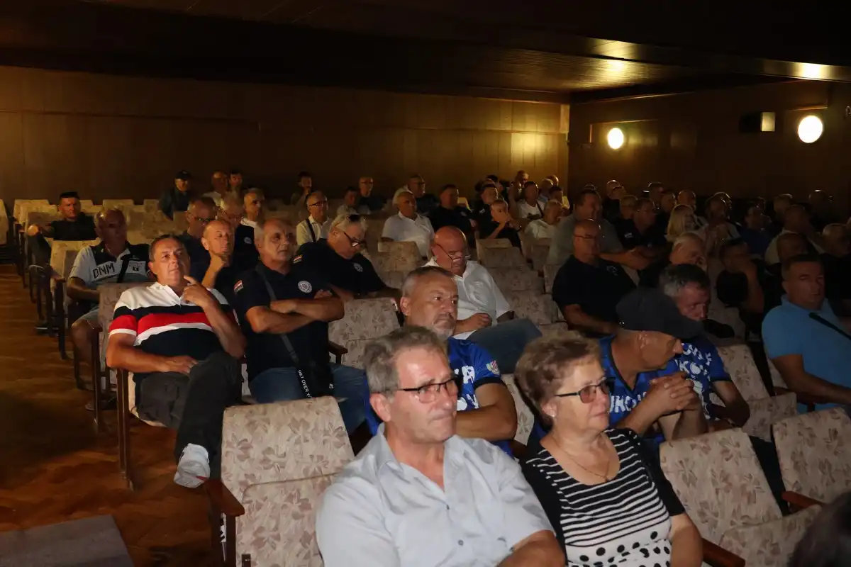 Prvi-hrvatski-redarstvenik-20