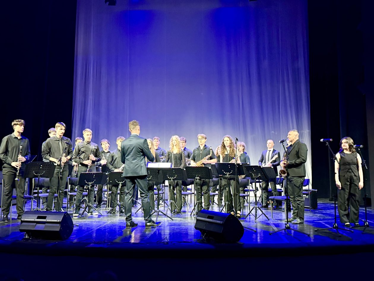 Puhački orkestar Gimnazije Josipa Slavenskog Čakovec – banda svira CZK (1)