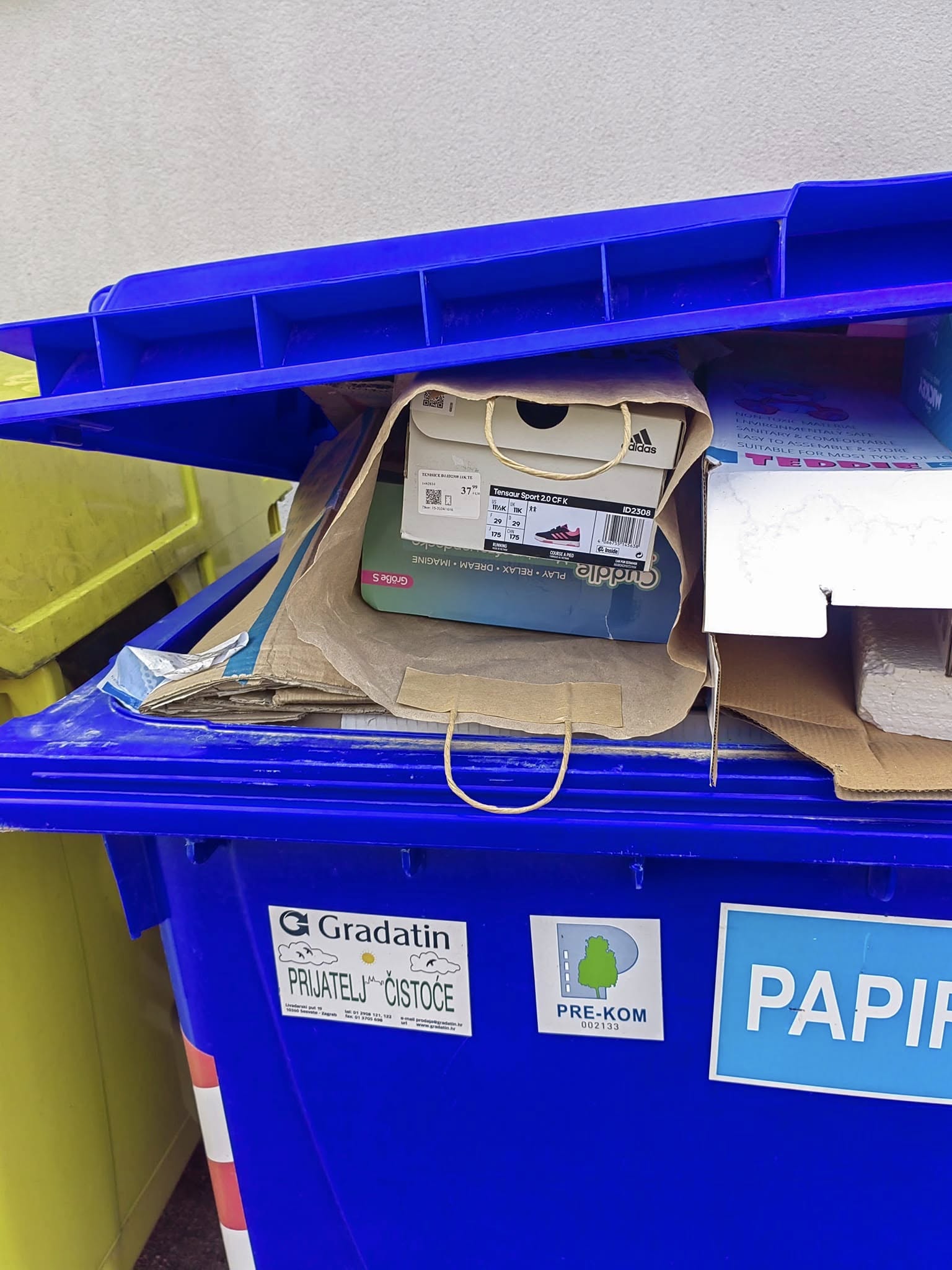 Puni kontejner iza ambulante u Belici (2) Puni kontejner iza ambulante u Belici (6)