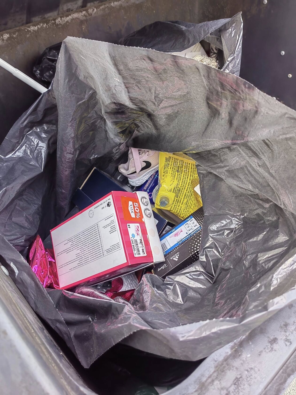 Puni kontejner iza ambulante u Belici (6)