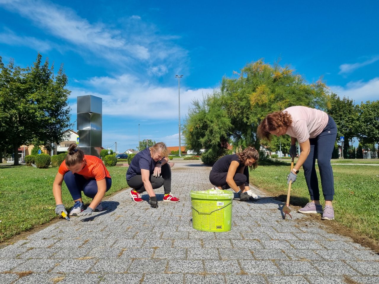 RADNA AKCIJA OŠ Prelog zablistala uoči povratka učenika Učitelji zasukali rukave za ljepšu školu (1) RADNA AKCIJA OŠ Prelog zablistala uoči povratka učenika Učitelji zasukali rukave za ljepšu školu (1)