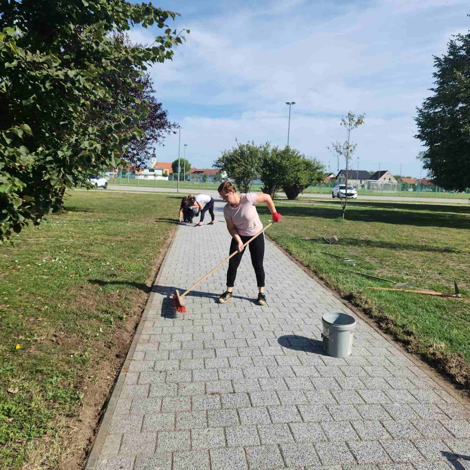RADNA AKCIJA OŠ Prelog zablistala uoči povratka učenika Učitelji zasukali rukave za ljepšu školu (10) RADNA AKCIJA OŠ Prelog zablistala uoči povratka učenika Učitelji zasukali rukave za ljepšu školu (10)