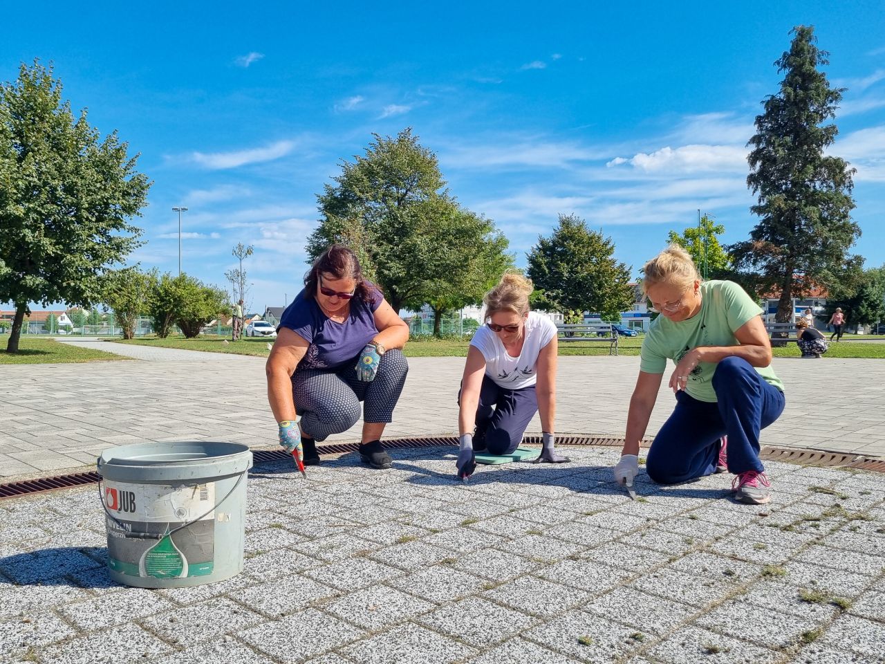 RADNA AKCIJA OŠ Prelog zablistala uoči povratka učenika Učitelji zasukali rukave za ljepšu školu (2) RADNA AKCIJA OŠ Prelog zablistala uoči povratka učenika Učitelji zasukali rukave za ljepšu školu (2)