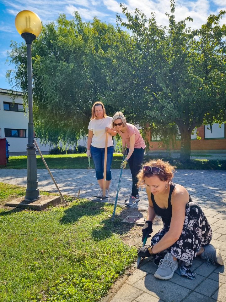 RADNA AKCIJA OŠ Prelog zablistala uoči povratka učenika Učitelji zasukali rukave za ljepšu školu (3) RADNA AKCIJA OŠ Prelog zablistala uoči povratka učenika Učitelji zasukali rukave za ljepšu školu (3)