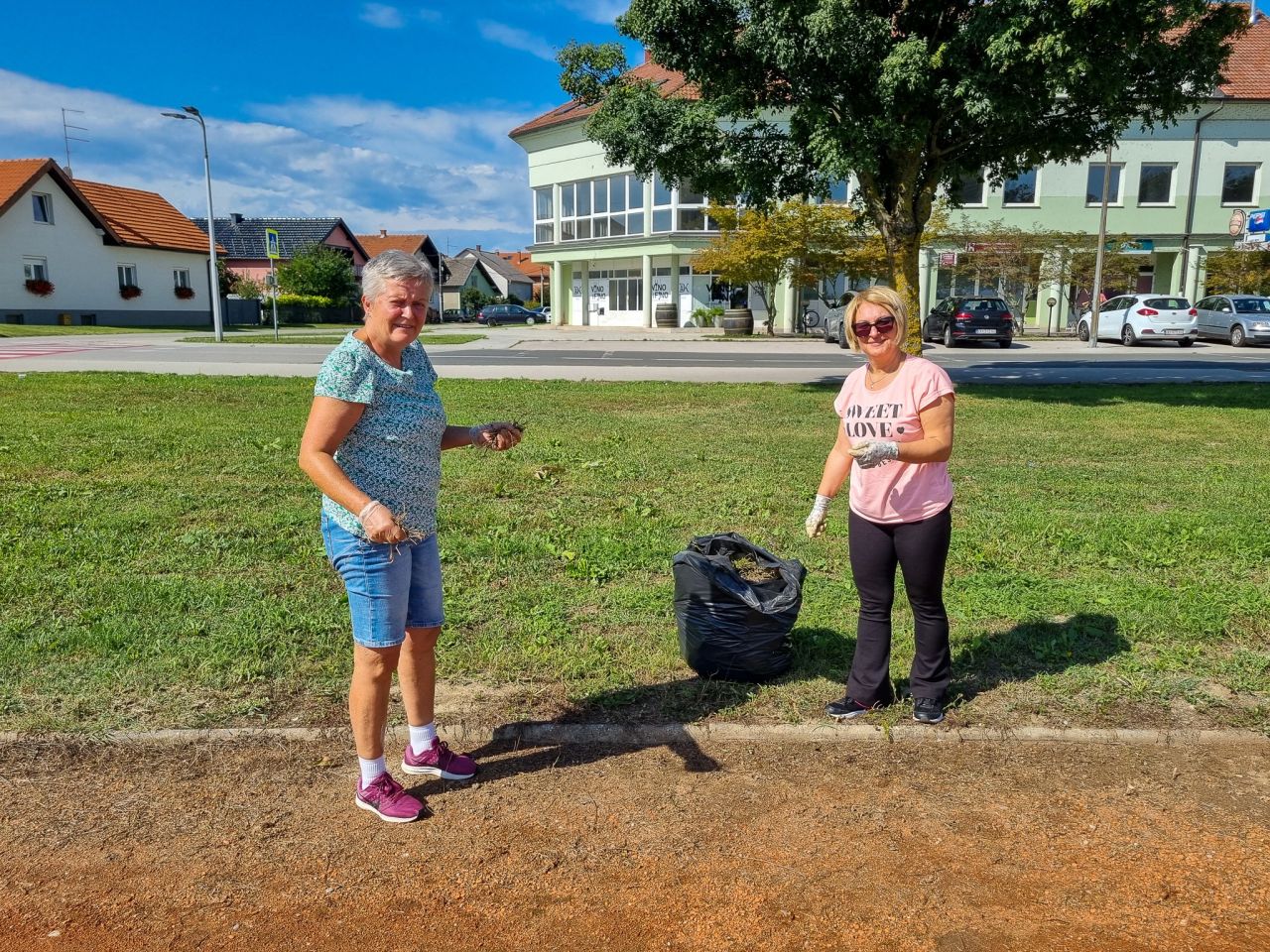 RADNA AKCIJA OŠ Prelog zablistala uoči povratka učenika Učitelji zasukali rukave za ljepšu školu (4) RADNA AKCIJA OŠ Prelog zablistala uoči povratka učenika Učitelji zasukali rukave za ljepšu školu (4)