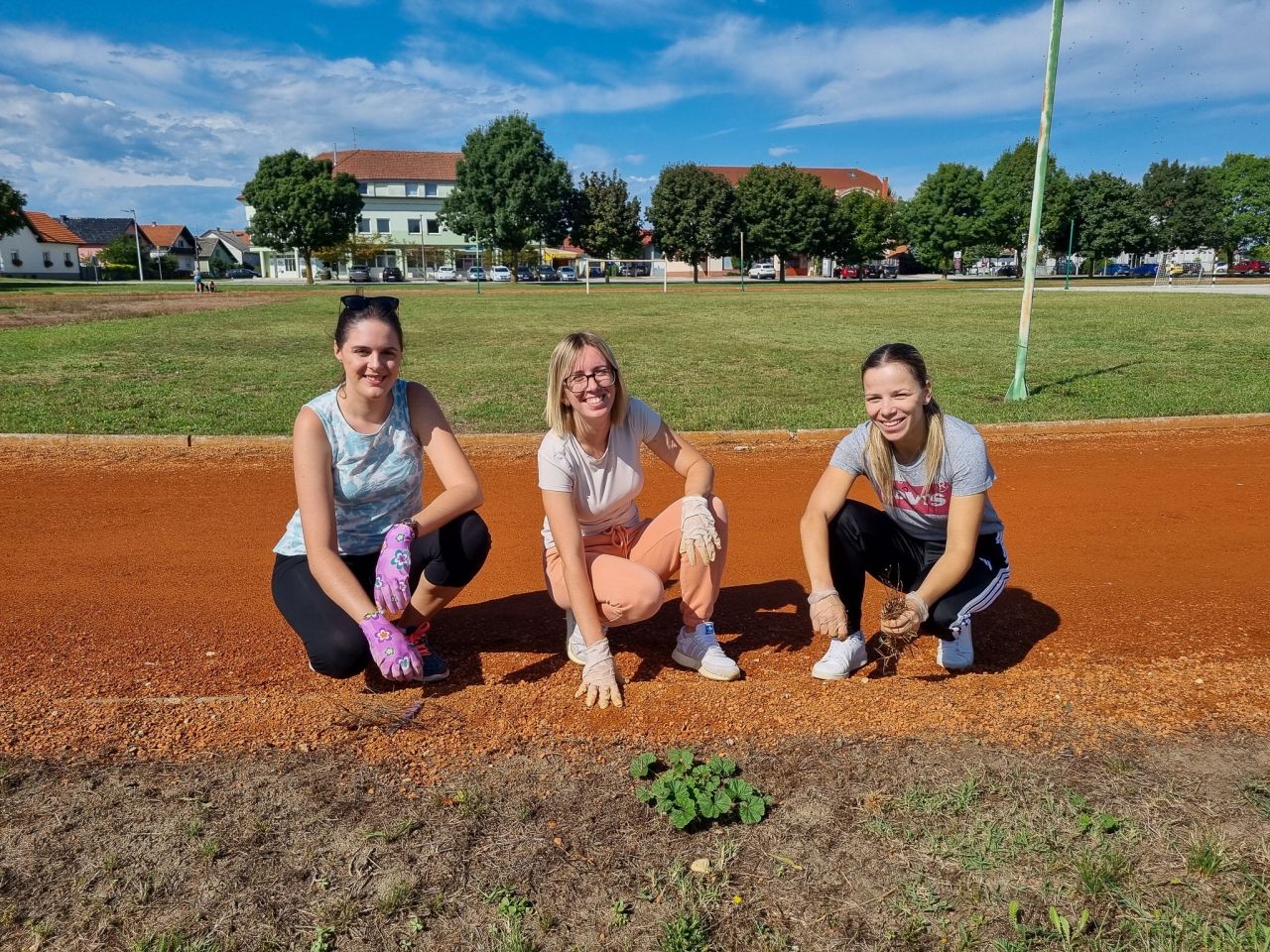 RADNA AKCIJA OŠ Prelog zablistala uoči povratka učenika Učitelji zasukali rukave za ljepšu školu (5) RADNA AKCIJA OŠ Prelog zablistala uoči povratka učenika Učitelji zasukali rukave za ljepšu školu (5)