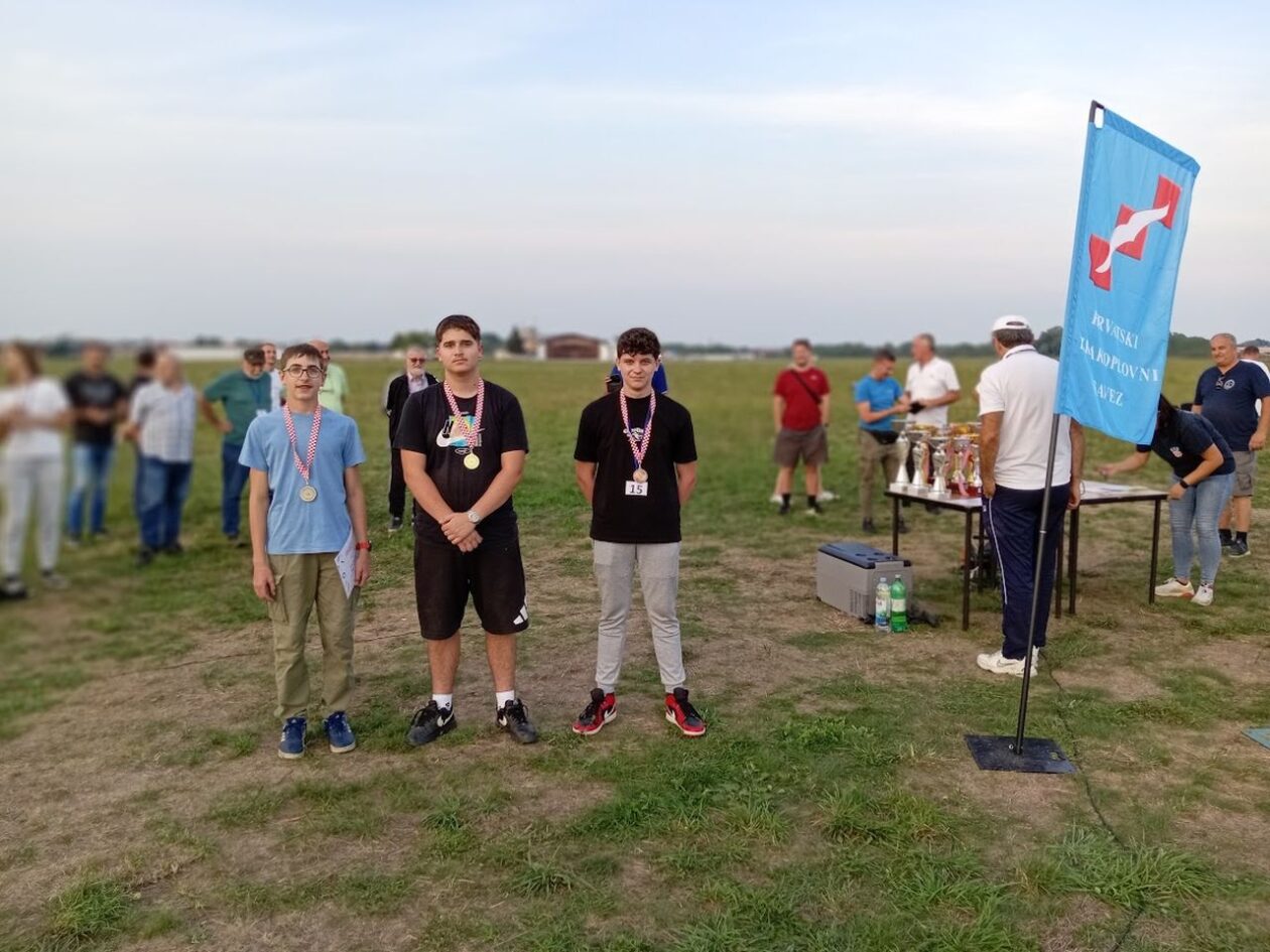 RAKETNI JUNIORI Fantastični uspjesi Aerokluba Međimurje na državnom prvenstvu (15) RAKETNI JUNIORI Fantastični uspjesi Aerokluba Međimurje na državnom prvenstvu (15)