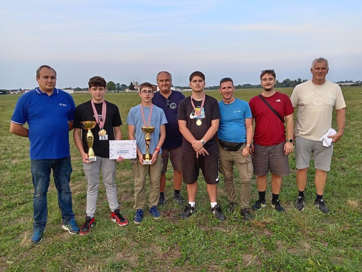 RAKETNI JUNIORI Fantastični uspjesi Aerokluba Međimurje na državnom prvenstvu (18) RAKETNI JUNIORI Fantastični uspjesi Aerokluba Međimurje na državnom prvenstvu (18)