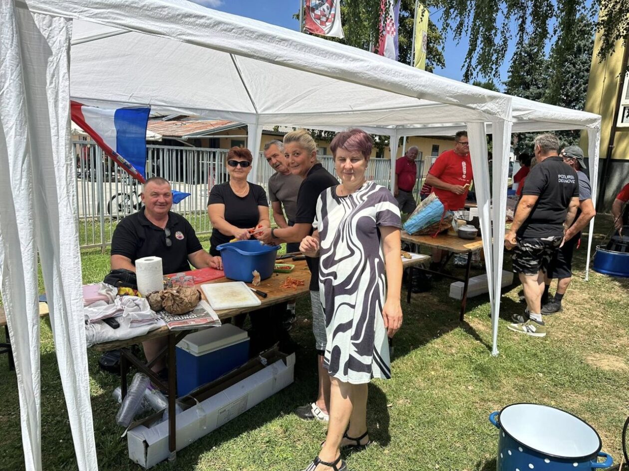 REKORDAN ODAZIV Na drugom Turenskom kotliću kuhale 22 ekipe – slavili SU Celine! (28) REKORDAN ODAZIV Na drugom Turenskom kotliću kuhale 22 ekipe - slavili SU Celine! (26)