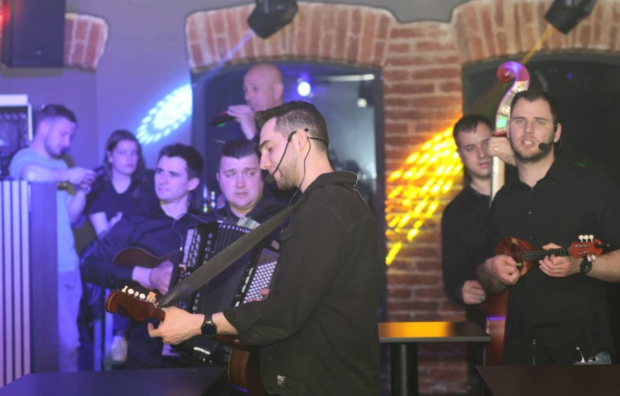 RITAM PETKA Noć vina i tambura donijela ples i dobru atmosferu u Podroom (1)