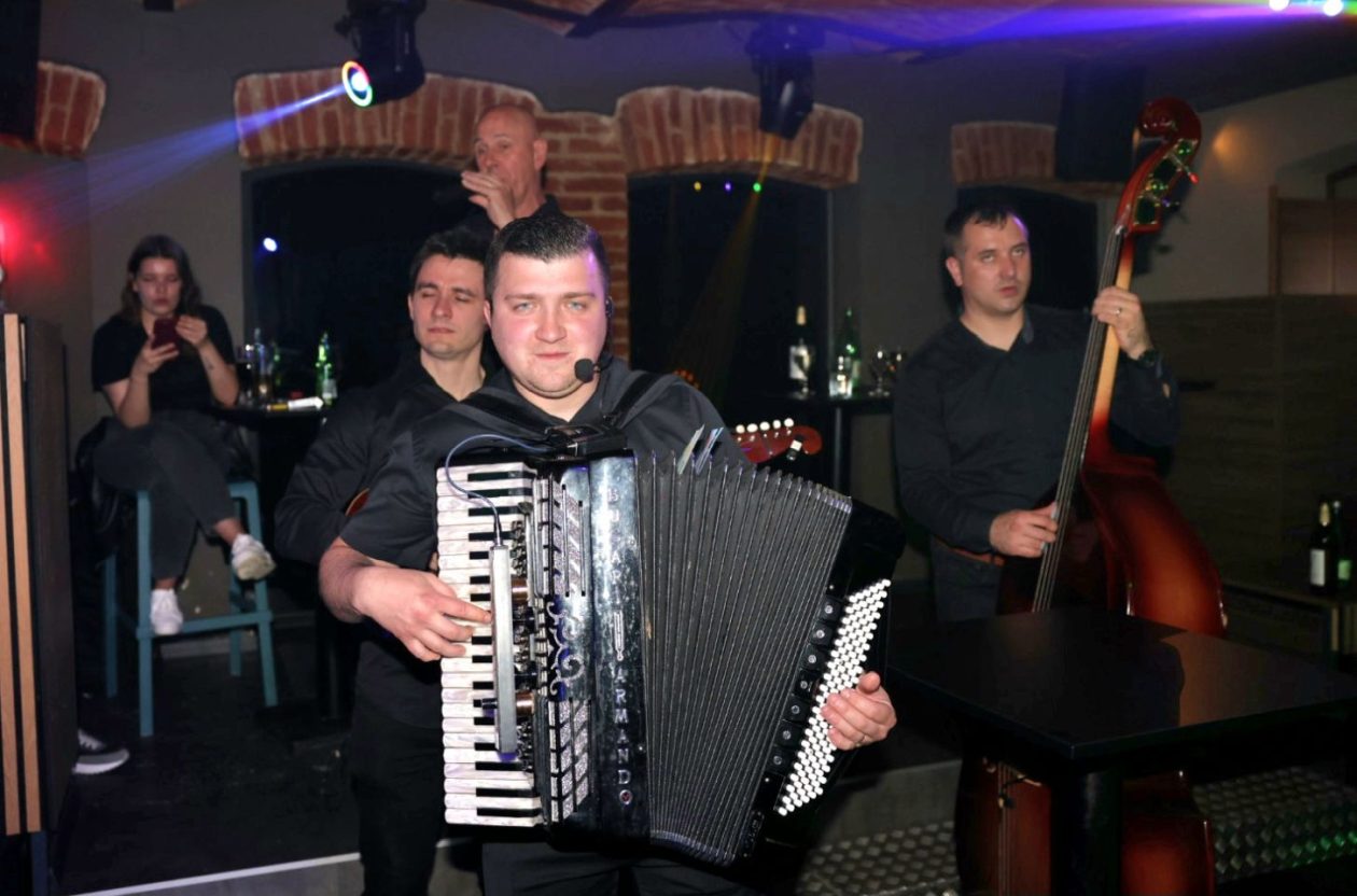 RITAM PETKA Noć vina i tambura donijela ples i dobru atmosferu u Podroom (22)