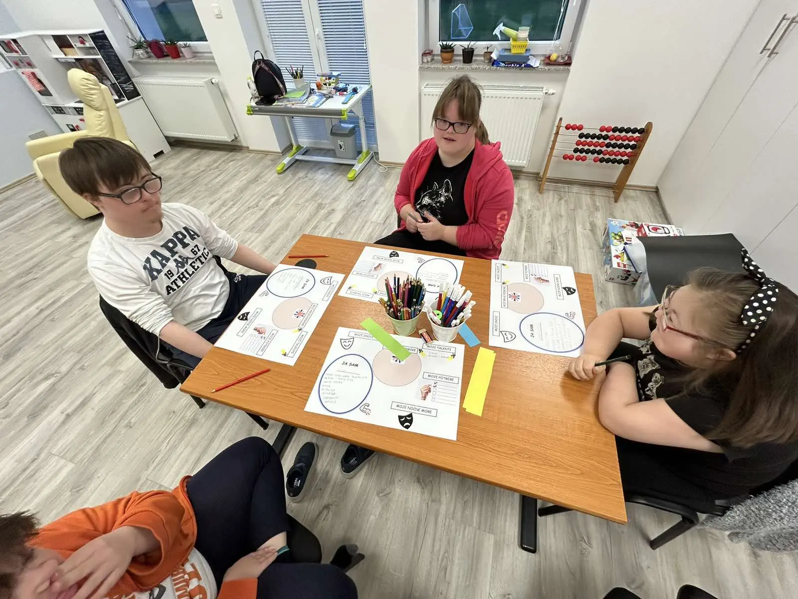 Radionica u Udruzi za sindrom Down Mladi podijelili svoje snove i ciljeve kroz MAPS tehniku (1) Radionica u Udruzi za sindrom Down Mladi podijelili svoje snove i ciljeve kroz MAPS tehniku (1)