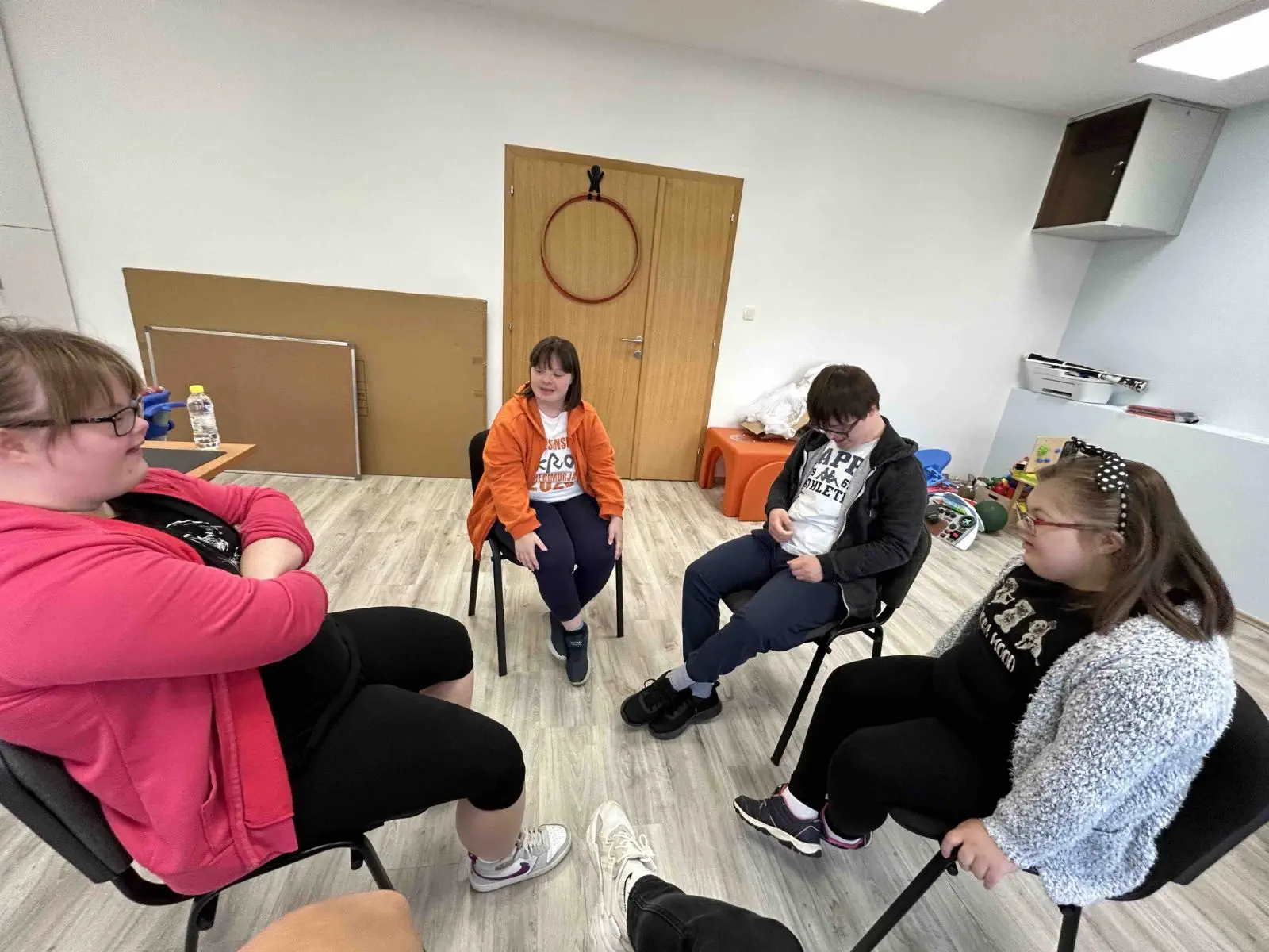 Radionica u Udruzi za sindrom Down Mladi podijelili svoje snove i ciljeve kroz MAPS tehniku (2) Radionica u Udruzi za sindrom Down Mladi podijelili svoje snove i ciljeve kroz MAPS tehniku (2)