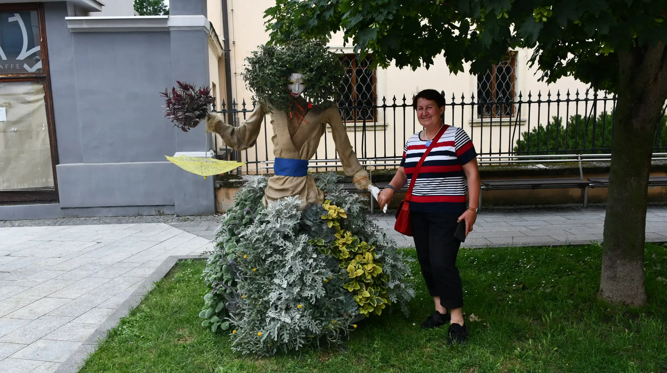 Radmila iz Hlapičine i cvjetna skulptura (2)