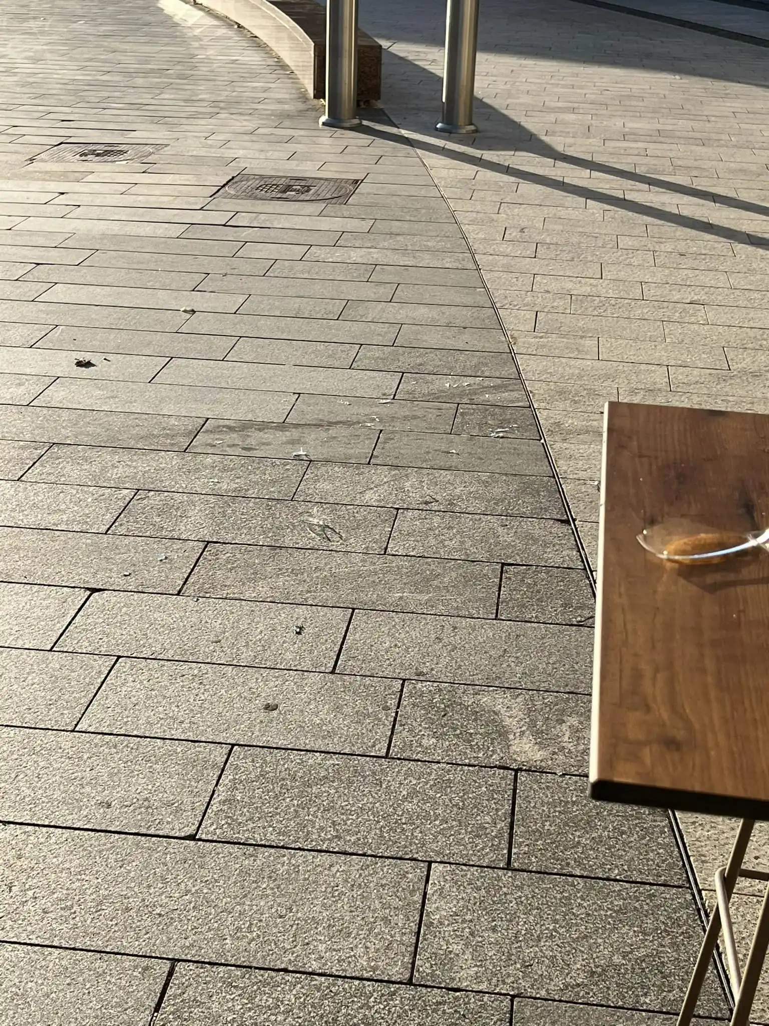 Razbijene čaše u Centru Čakovca (2) Razbijene čaše u Centru Čakovca (2)