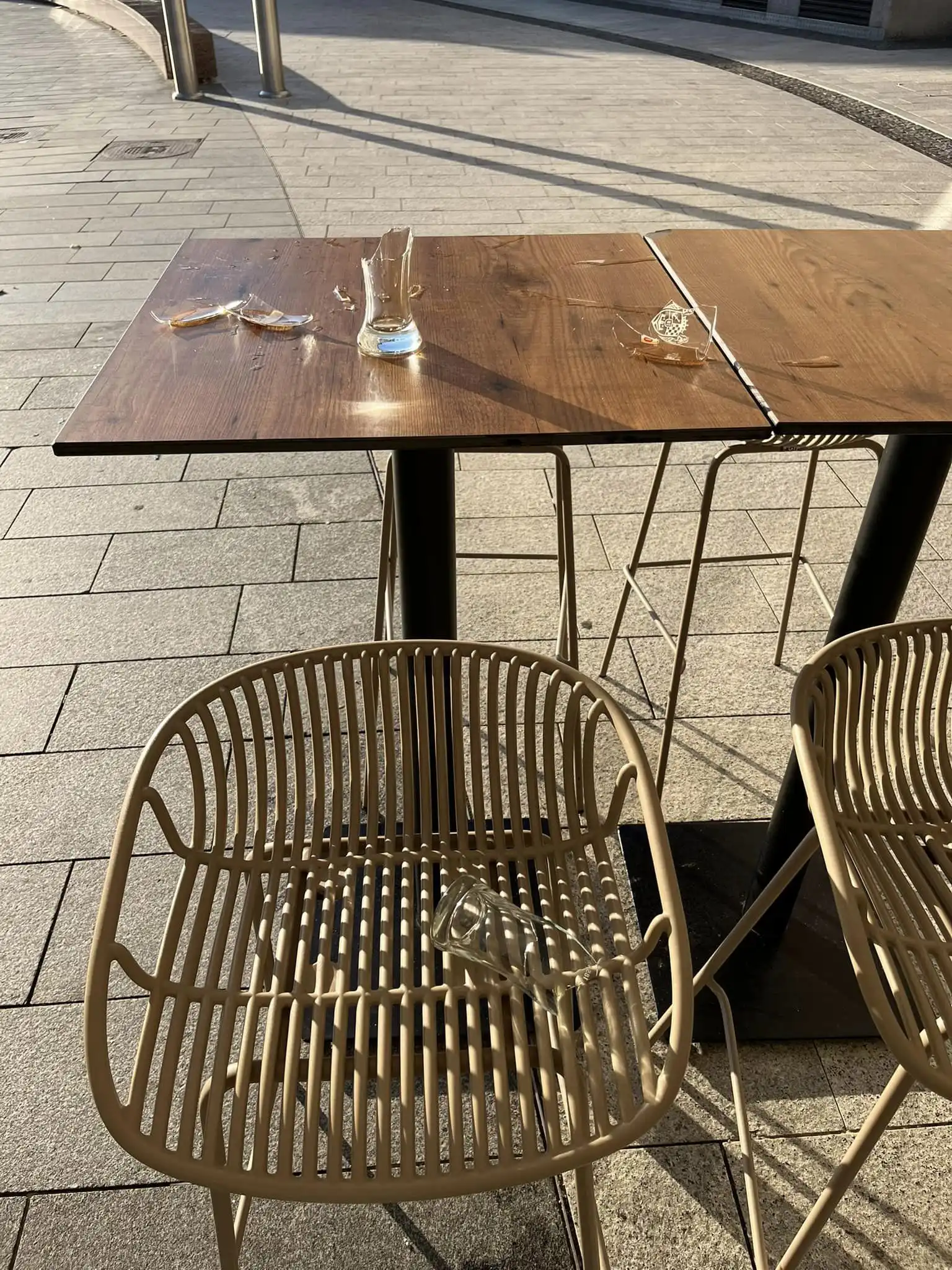 Razbijene čaše u Centru Čakovca (3) Razbijene čaše u Centru Čakovca (3)