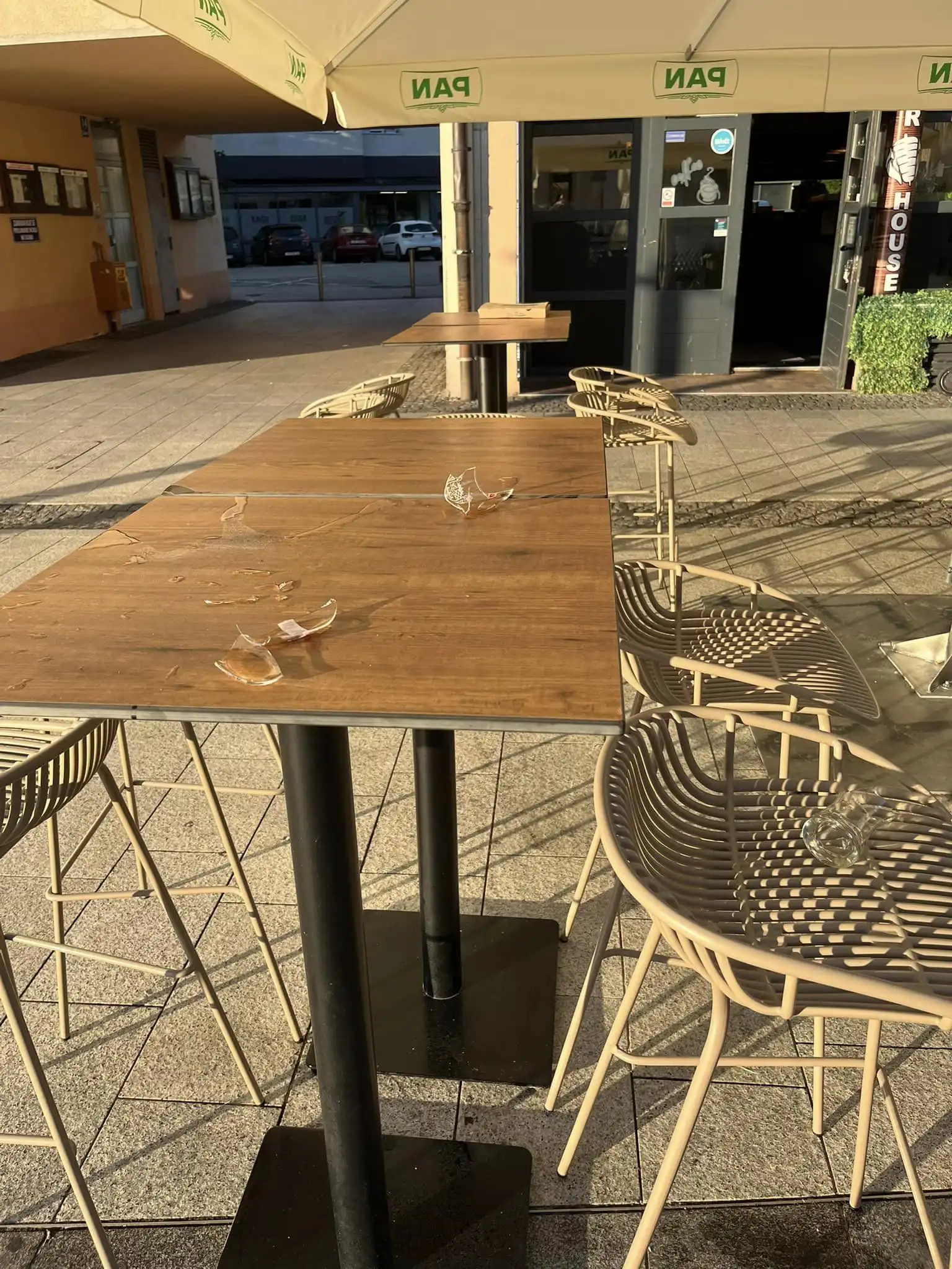 Razbijene čaše u Centru Čakovca (4) Razbijene čaše u Centru Čakovca (4)