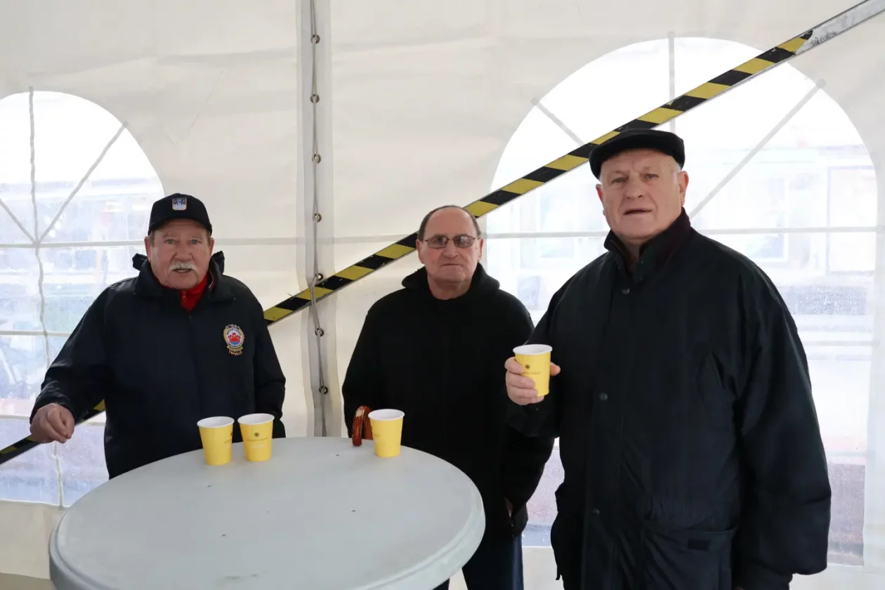 Ribice, Badnjak, Podjela, Franjevački trg, Čakovec 24.12.2025 (1)