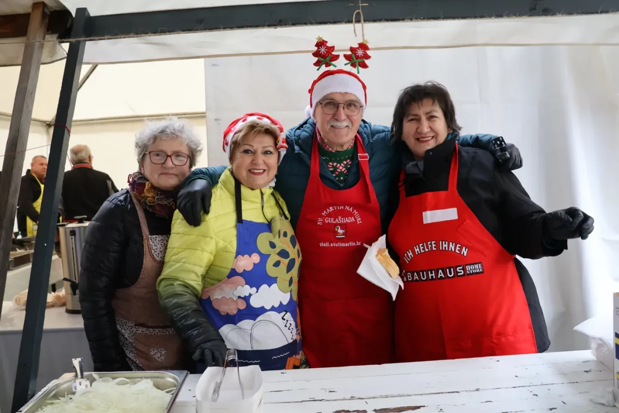 Ribice, Badnjak, Podjela, Franjevački trg, Čakovec 24.12.2025 (10)