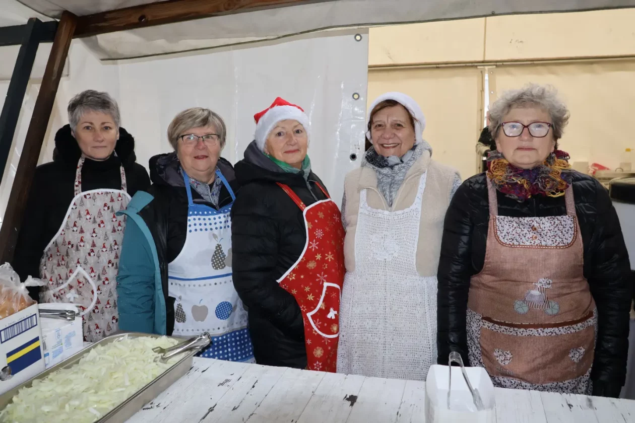 Ribice, Badnjak, Podjela, Franjevački trg, Čakovec 24.12.2025 (11)