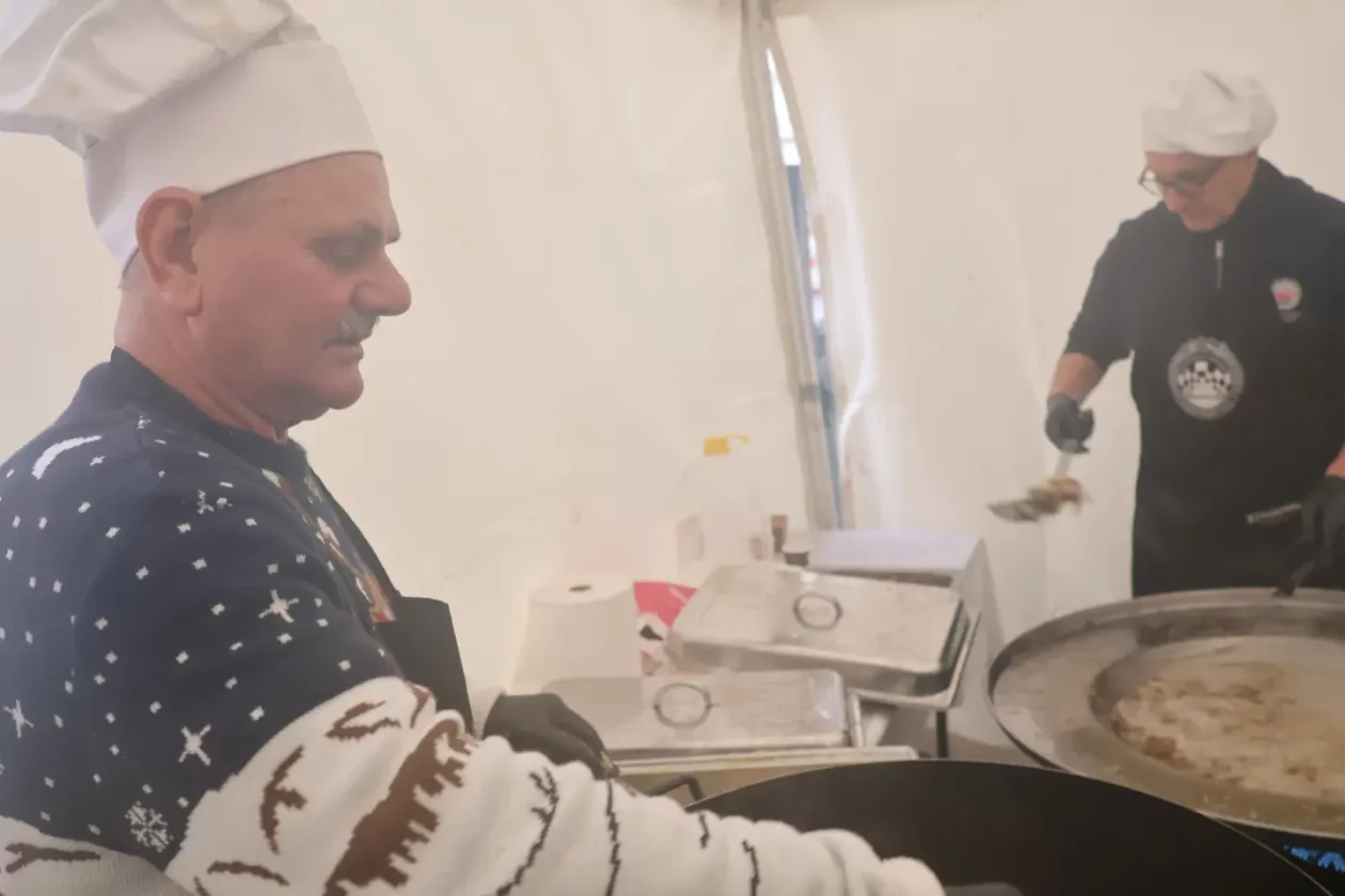 Ribice, Badnjak, Podjela, Franjevački trg, Čakovec 24.12.2025 (14)