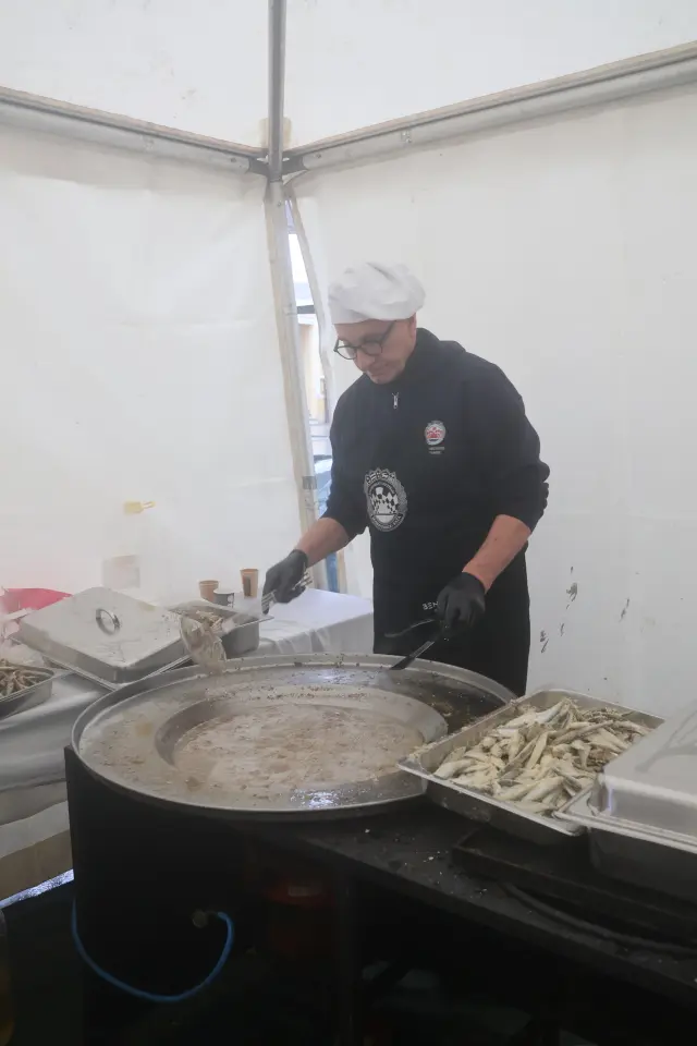 Ribice, Badnjak, Podjela, Franjevački trg, Čakovec 24.12.2025 (17)