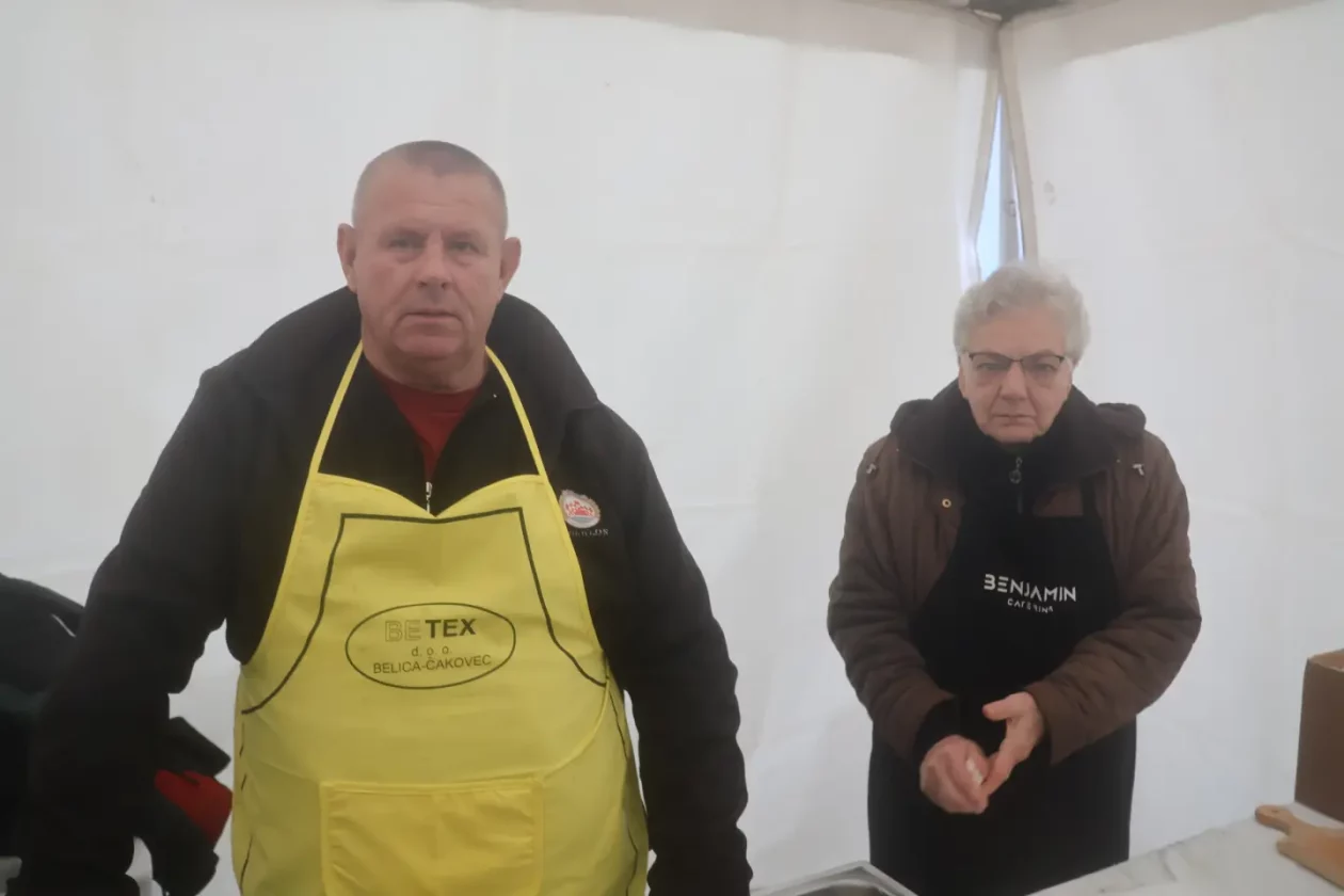 Ribice, Badnjak, Podjela, Franjevački trg, Čakovec 24.12.2025 (21)