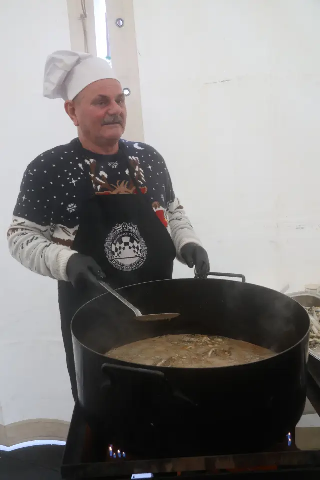 Ribice, Badnjak, Podjela, Franjevački trg, Čakovec 24.12.2025 (24)