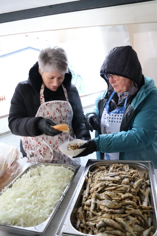 Ribice, Badnjak, Podjela, Franjevački trg, Čakovec 24.12.2025 (26)
